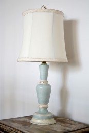 Lampe de table bleu pâle et abat-jour crème
